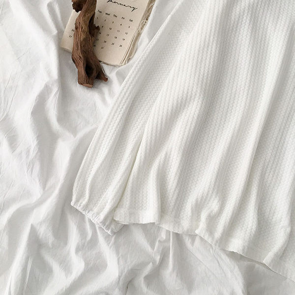 Ležerna ženska bluza s gumbima i okruglim izrezom