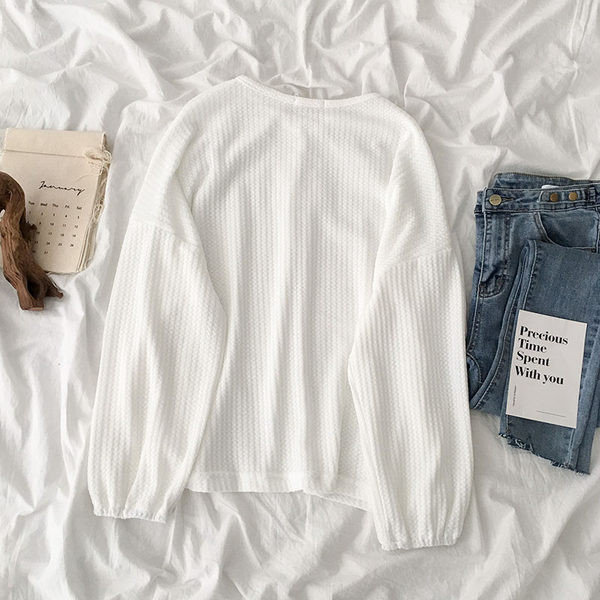 Ležerna ženska bluza s gumbima i okruglim izrezom