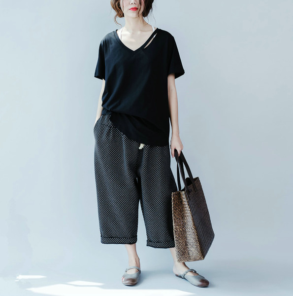 Ženska majica s kratkim rukavima i V izrezom