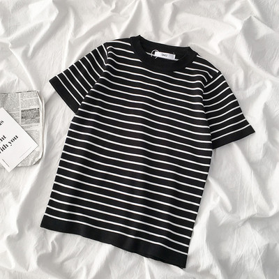 Prugasta ženska majica s kratkim rukavima i okruglim izrezom