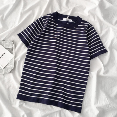 Prugasta ženska majica s kratkim rukavima i okruglim izrezom