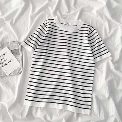 Prugasta ženska majica s kratkim rukavima i okruglim izrezom