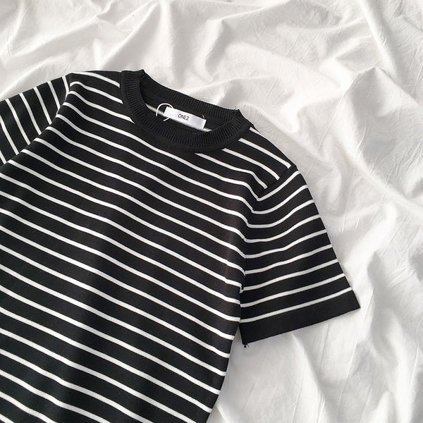 Prugasta ženska majica s kratkim rukavima i okruglim izrezom