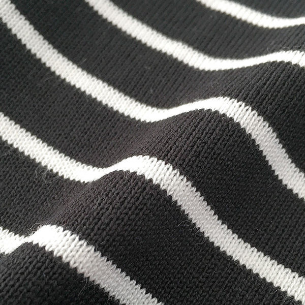 Prugasta ženska majica s kratkim rukavima i okruglim izrezom