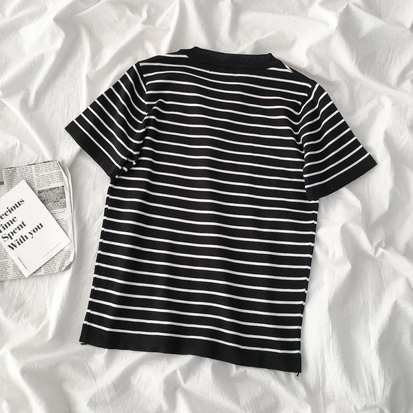 Prugasta ženska majica s kratkim rukavima i okruglim izrezom