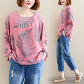 Jauna modeļa plata blūze ar garām piedurknēm un apaļu kakla izgriezumu