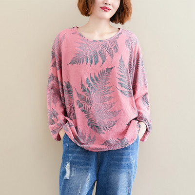 Jauna modeļa plata blūze ar garām piedurknēm un apaļu kakla izgriezumu