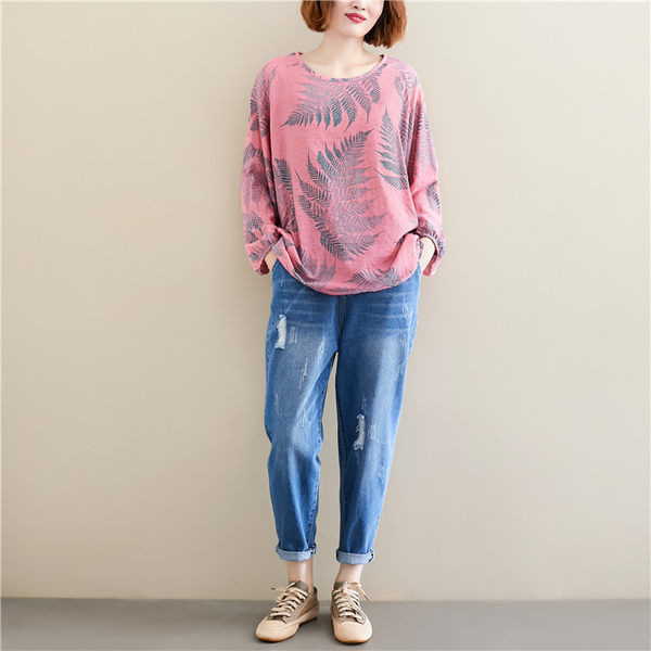 Jauna modeļa plata blūze ar garām piedurknēm un apaļu kakla izgriezumu