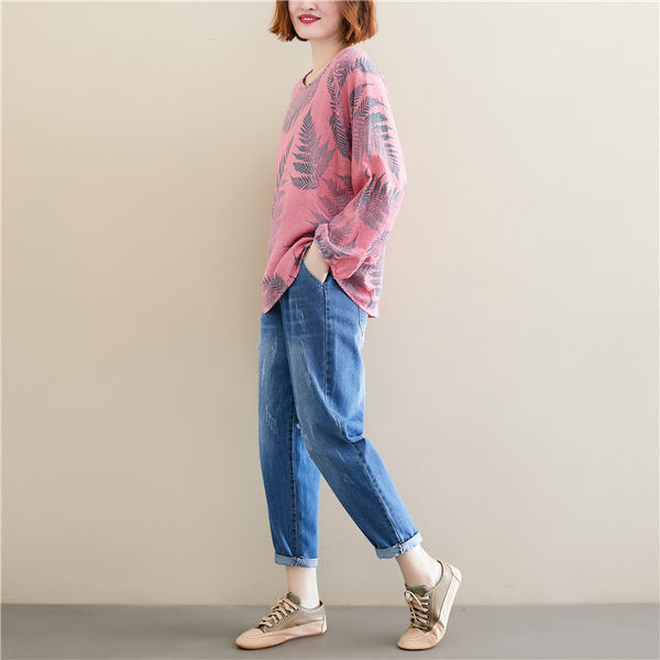 Jauna modeļa plata blūze ar garām piedurknēm un apaļu kakla izgriezumu