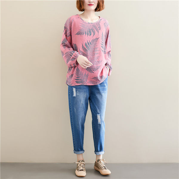 Jauna modeļa plata blūze ar garām piedurknēm un apaļu kakla izgriezumu