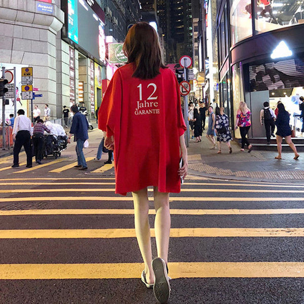 Široka ženska majica kratkih rukava sa aplikacijom - u više boja