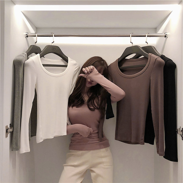 Jednobojni ženski model bluze sa dubokim dekolteom