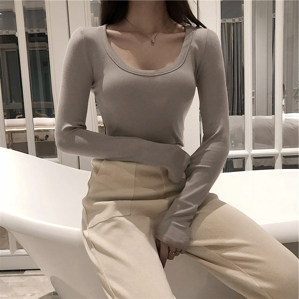 Jednobojni ženski model bluze sa dubokim dekolteom