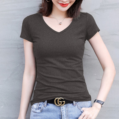 Jednobojni model ženske bluze sa špic izrezom i kratkim rukavima