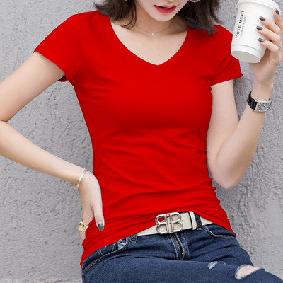 Jednobojni model ženske bluze sa špic izrezom i kratkim rukavima