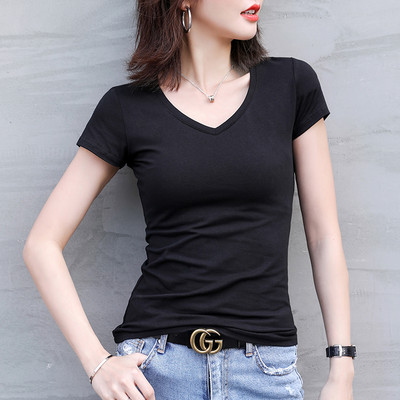 Jednobojni model ženske bluze sa špic izrezom i kratkim rukavima