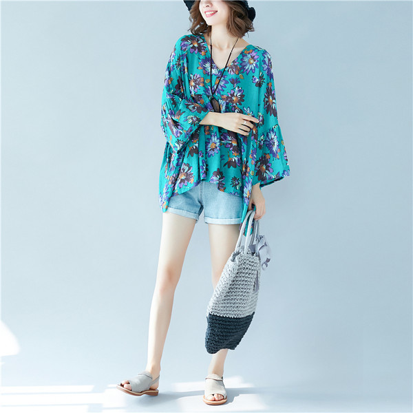 Γυναικεία μπλούζα με μοτίβα λουλουδιών και λαιμόκοψη