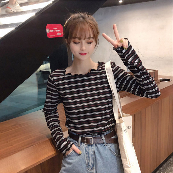 Ριγέ γυναικεία μπλούζα με οβάλ ντεκολτέ