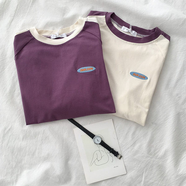 Sieviešu ikdienas blūze ar emblēmu un īsām piedurknēm