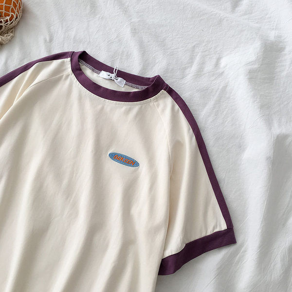 Sieviešu ikdienas blūze ar emblēmu un īsām piedurknēm