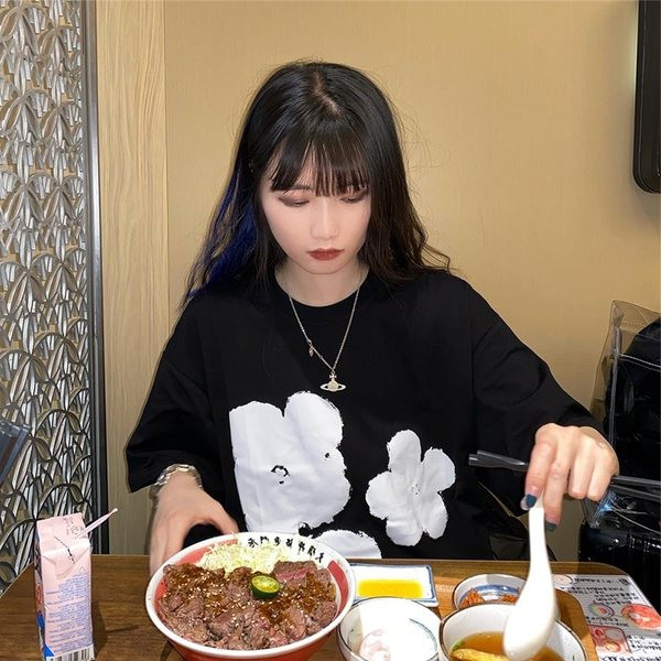 Platūs moteriški marškinėliai su aplikacijomis