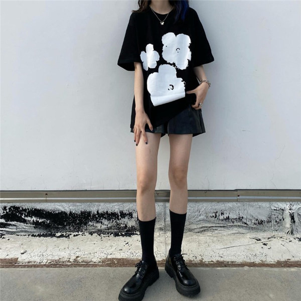 Platūs moteriški marškinėliai su aplikacijomis