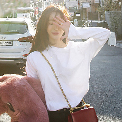 Ženska bluza s dugim rukavima i okruglim izrezom