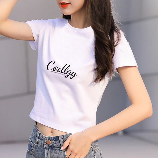 Ženska bluza u bijeloj i crnoj boji sa natpisom