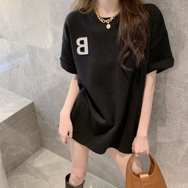 Γυναικείο φαρδύ μπλουζάκι με οβάλ ντεκολτέ