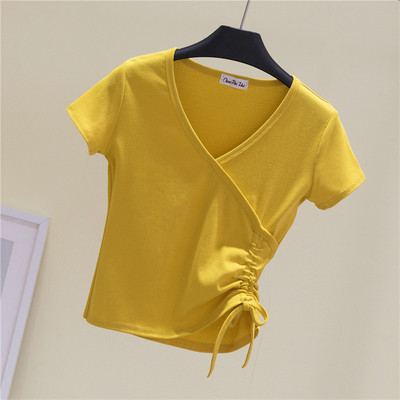 Κοντή σλιμ μπλούζα με λαιμόκοψη και κορδόνια