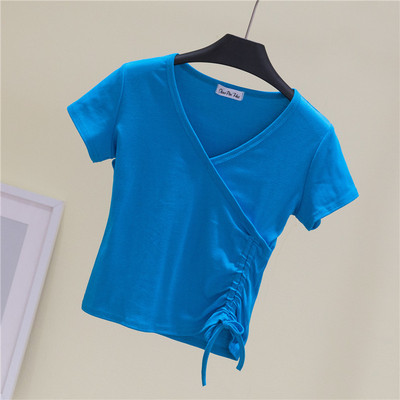 Κοντή σλιμ μπλούζα με λαιμόκοψη και κορδόνια