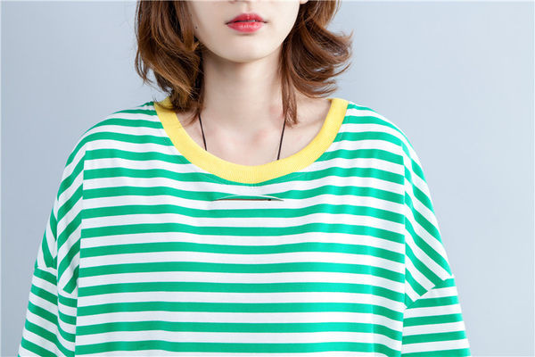 Καλοκαιρινό ριγέ μπλουζάκι με σκισμένα μοτίβα και οβάλ λαιμόκοψη