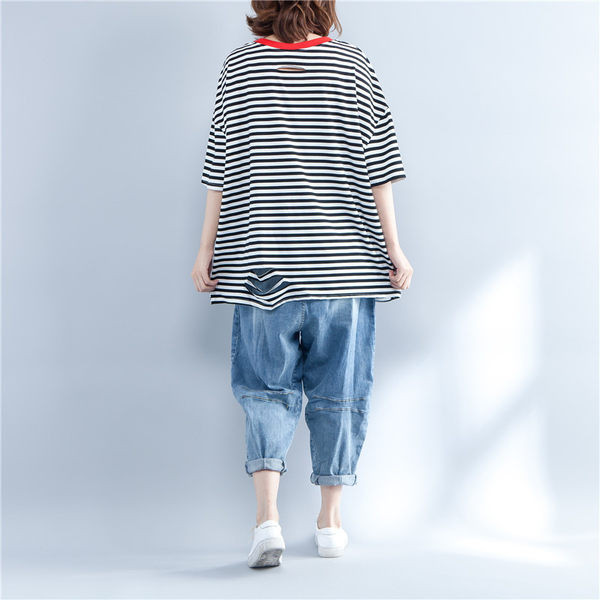 Καλοκαιρινό ριγέ μπλουζάκι με σκισμένα μοτίβα και οβάλ λαιμόκοψη