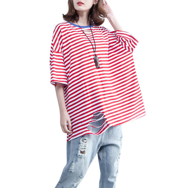 Καλοκαιρινό ριγέ μπλουζάκι με σκισμένα μοτίβα και οβάλ λαιμόκοψη