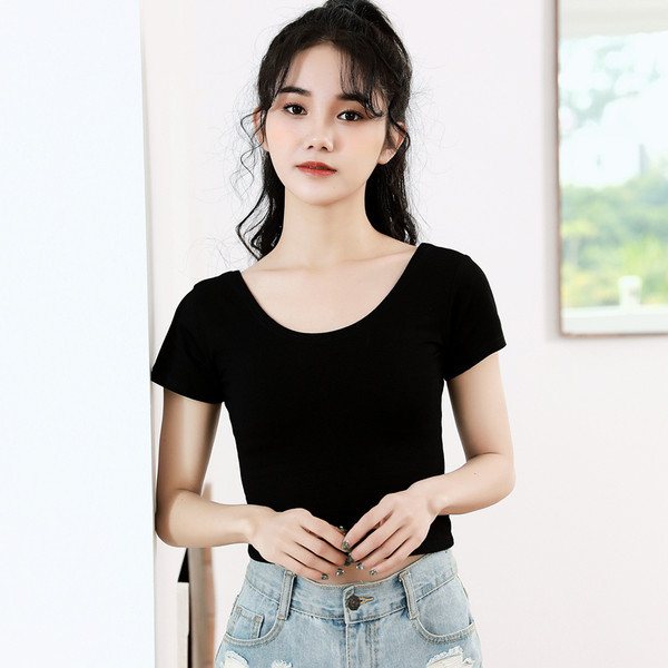 Običan model kratke majice s ovalnim izrezom