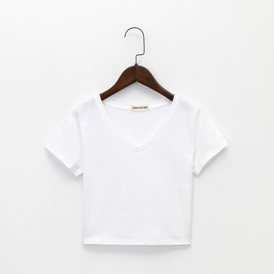 Κοντή σλιμ μπλούζα με ντεκολτέ - απλό μοντέλο