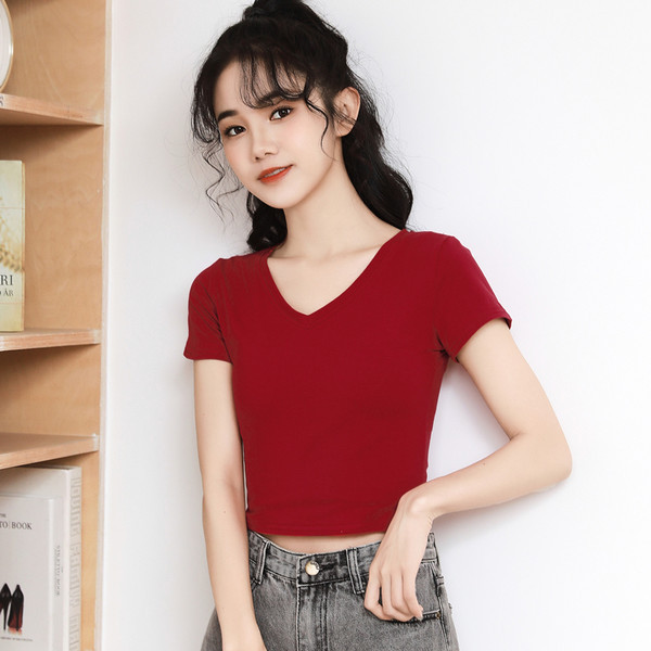 Κοντή σλιμ μπλούζα με ντεκολτέ - απλό μοντέλο