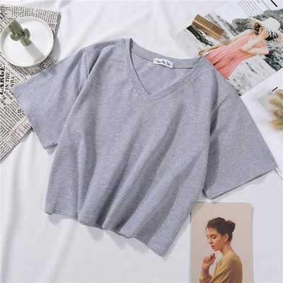 Īss plats T-krekls ar špica kakla izgriezumu