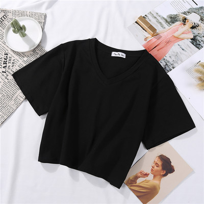 Īss plats T-krekls ar špica kakla izgriezumu