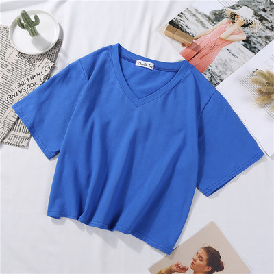 Īss plats T-krekls ar špica kakla izgriezumu