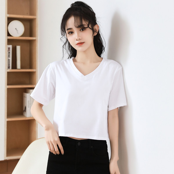 Īss plats T-krekls ar špica kakla izgriezumu