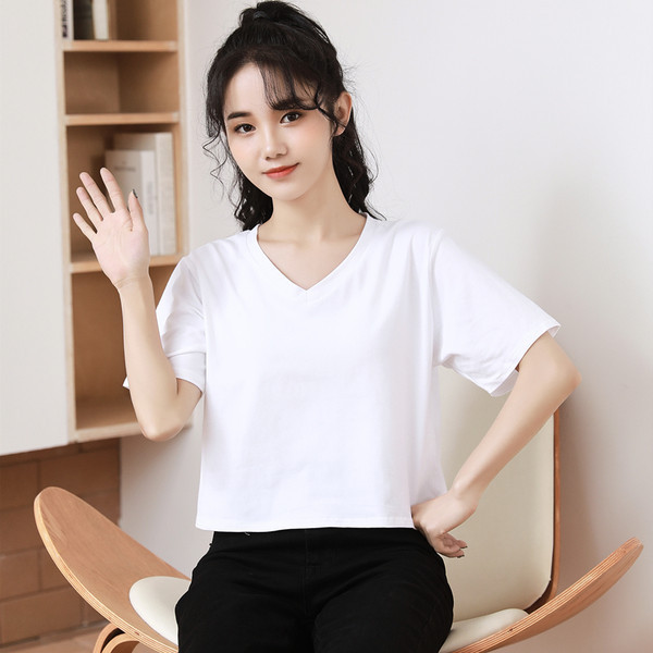 Īss plats T-krekls ar špica kakla izgriezumu