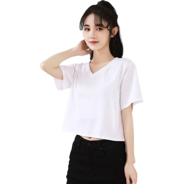 Īss plats T-krekls ar špica kakla izgriezumu