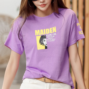 Μοντέρνα γυναικεία μπλούζα με οβάλ ντεκολτέ και απλικέ