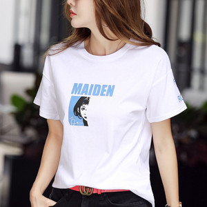 Μοντέρνα γυναικεία μπλούζα με οβάλ ντεκολτέ και απλικέ