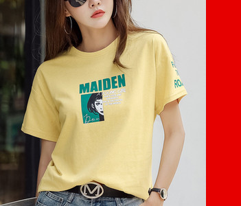 Μοντέρνα γυναικεία μπλούζα με οβάλ ντεκολτέ και απλικέ