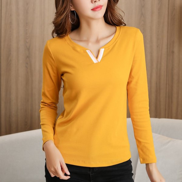 Καθημερινή γυναικεία μπλούζα με μοντέρνο ντεκολτέ