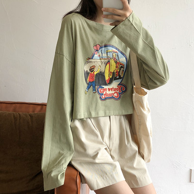 Casual γυναικεία μπλούζα με οβάλ ντεκολτέ και πολύχρωμο απλικέ