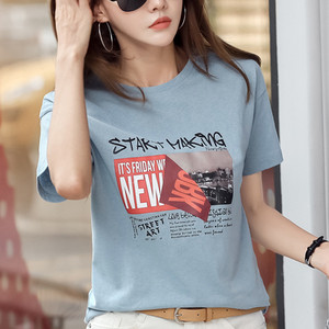 Kelių spalvų modernūs moteriški marškinėliai su raštu ir apvalia iškirpte