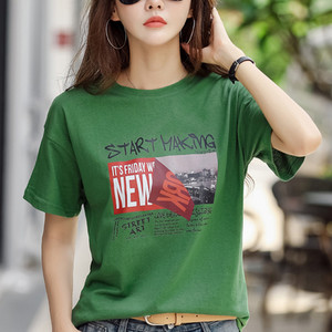 Kelių spalvų modernūs moteriški marškinėliai su raštu ir apvalia iškirpte